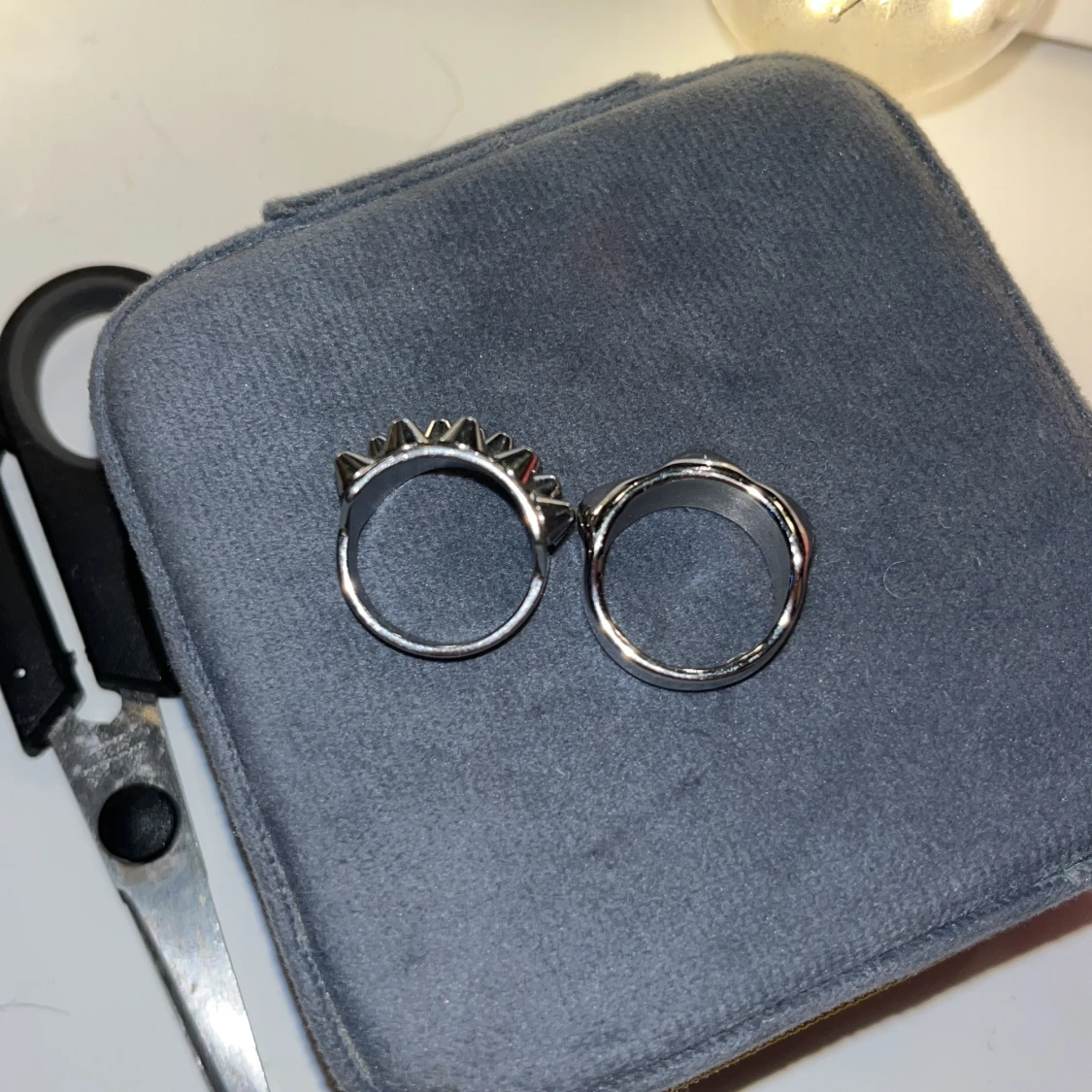 Två silvriga Edblad ringar med nitar - 1