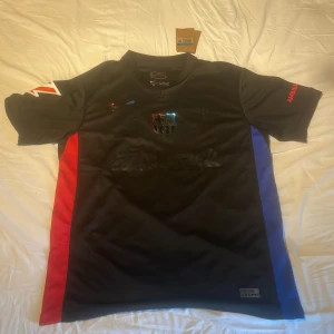 Tjena säljer nu min Barca tröja som är skit snygg - Står raphina där bak och väldigt bra skick. Passar till allt till och med om man badar någon stans!!!!