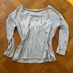 Långärmad Odd Molly🪽 - Söt Odd Molly tröja i grått som passar xs-s. Gulliga ljusrosa detaljband. Nästan oanvänd, toppenskick🩷