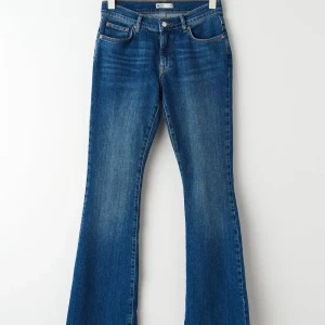 Levi's blå bootcut jeans - Snygga blå jeans från Gina Tricot med klassisk bootcut-passform. Jeansen har fem fickor, normal midja och är tillverkade i slitstarkt denim. Perfekta för dig som gillar en tidlös look med lite utsvängda ben. Ikonisk läderpatch bak i midjan.
