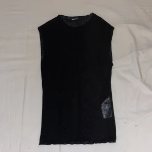 Topp - Jag säljer den här lite genomskinliga coola toppen från Gina Tricot i storlek S ✨