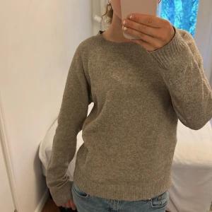 Beige stickad tröja - Enkel och snygg beige stickad tröja med rund halsringning och långa ärmar.🤍