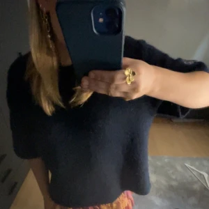 Gina kortärmad stickad tröja - Jätte snygg stickad tröja ifrån Gina, i storlek M men passar mer S skulle jag säga. Rätt så nopprig så kan skicka fler bilder privat vid förfrågning💕