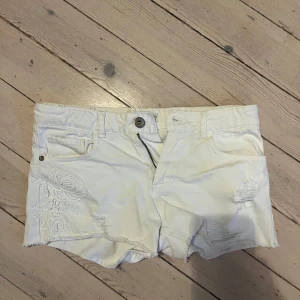 Vita jeans shorts med blomdetalj - Hejjjj, säljer dessa vita gamla jeans shorts med blomdetaljer på sidorna. Dem är alldeles för små för mig🩷 skriv om du har frågor. Dem är i barn st 140 cm/9-10 år.