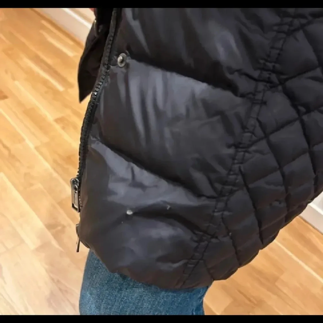 Svart lång pufferjacka med pälsluva - 4