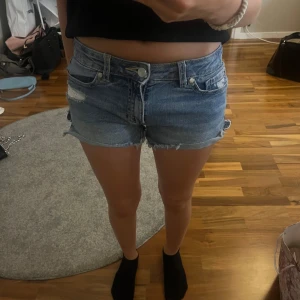 Jeansshorts - Jeansshorts i storlek 140 men passar mig som brukar ha XXS eller XS. Köpta på Cubus men det står Ariel i de så vet inte om det är något annat märke.💕Pris kan diskuteras 