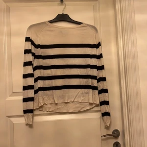 Stickad tröja  - En tunn stickad tröja från Zara i storlek S den är jätte fin på men kommer tyvärr inte till användning någon mer 