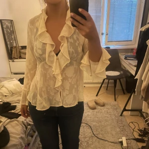 Volangblus från Zara - Volangblus från zara köpt för två år sen men har endast använts en gång, har inga defekter, i mycket bra skick. Är till och med lite osäker på om jag ska sälja, så kom gärna med bra bud. Kontakta mig vid övriga frågor💕😊