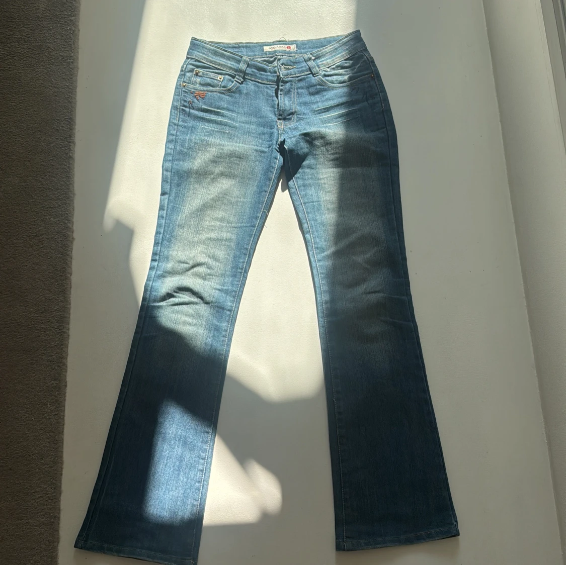 Blå bootcut jeans från Sama