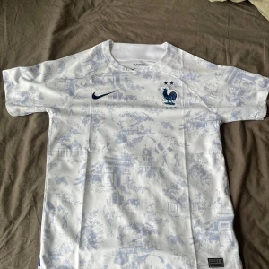 Fotbolls tröja - Extremt snygg fotbollströjaFrankrikes borta kit 22-23 i nyskick! Storlek L