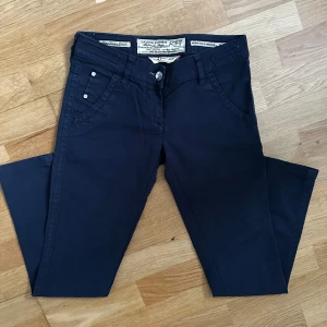 Mörkblå byxor från Jacob Cohen - • Nu säljs ett par Jacob cohen jeans i mycket bra skick 👖  • Storleken är W27 📏  • Jacob cohen jeans är de populäraste och mest lyxigaste jeansen du kan hitta nu på marknaden 🤑 Mycket material och många detaljer 👏  • Nypris är ca 5 000kr men jag säljer bara för 399kr ! 🤯  • Hör av dig vid minsta lilla fundering 🤔💭 • Kolla gärna in profilen för andra schyssta plagg som raffe skjortor, replay jeans, Jacob cohen jeans och Dondups 🤝🤝