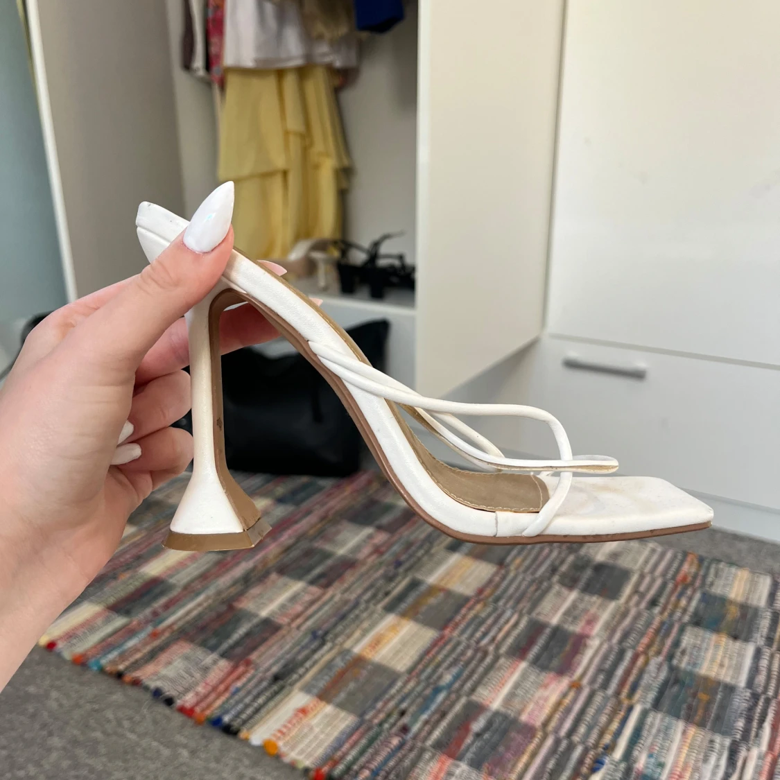 Vita klackskor med smala remmar från EGO