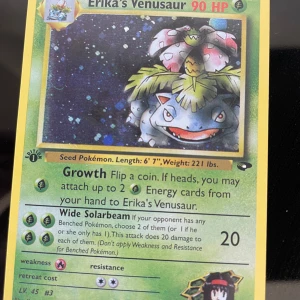 Erika's Venusaur - Samlarobjekt! Erika's Venusaur är ett klassiskt Pokémonkort med 90 HP och unika attacker. Perfekt för dig som gillar Pokémon, samlar på kort eller vill ha en cool nostalgipryl. Kortet har färgstark design och är en favorit bland fans.