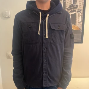 Mörkblå overshirt från Jack & Jones - Säljer en mörkblå overshirt från Jack & Jones. Bra skick i storlek xs passar även s, hör av dig vid funderingar!