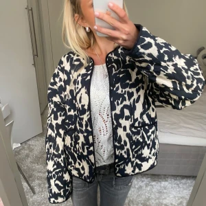 Mönstrad zara jacka - Säljer denna mönstrade jackan från zara. Den är tunn, så funkar bra till både vår, sommar och höst. Har du någon fråga är det bara att höra av dig🫶🏻