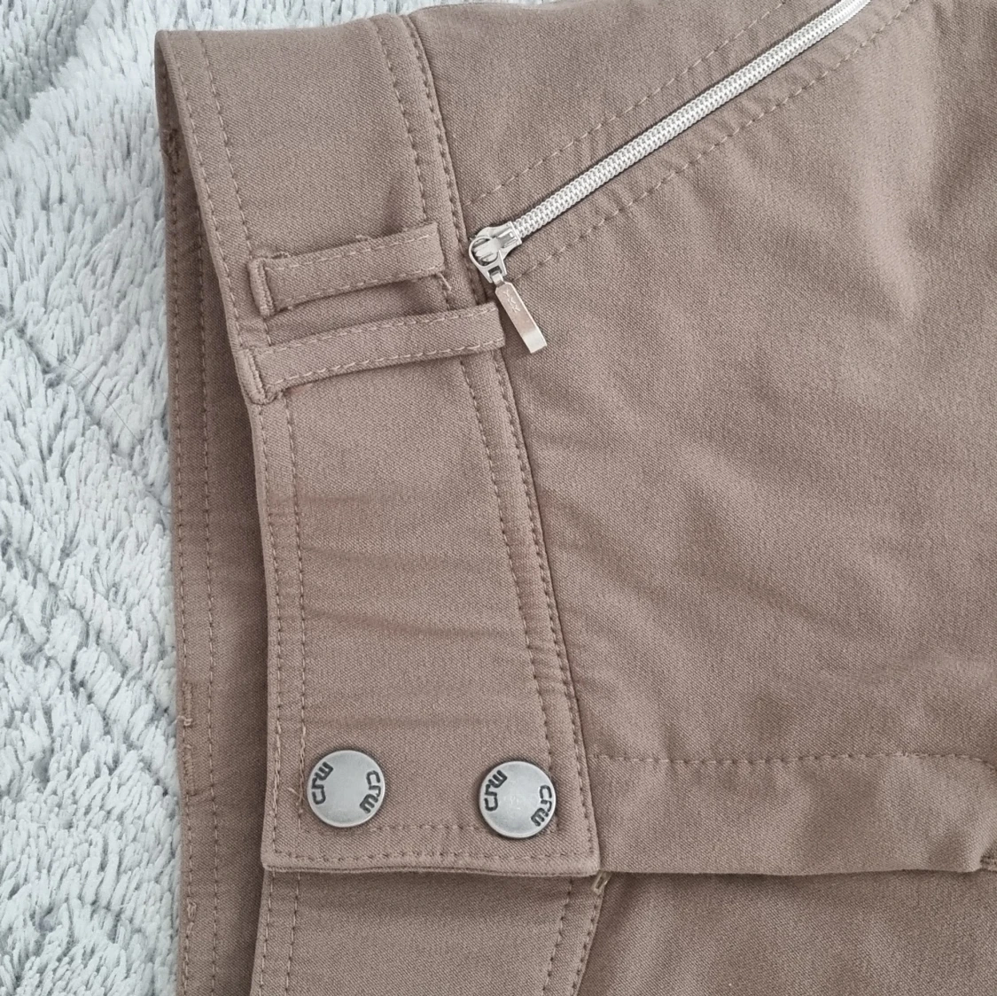 Beige ridbyxor från CRW med dragkedjedetaljer - 1