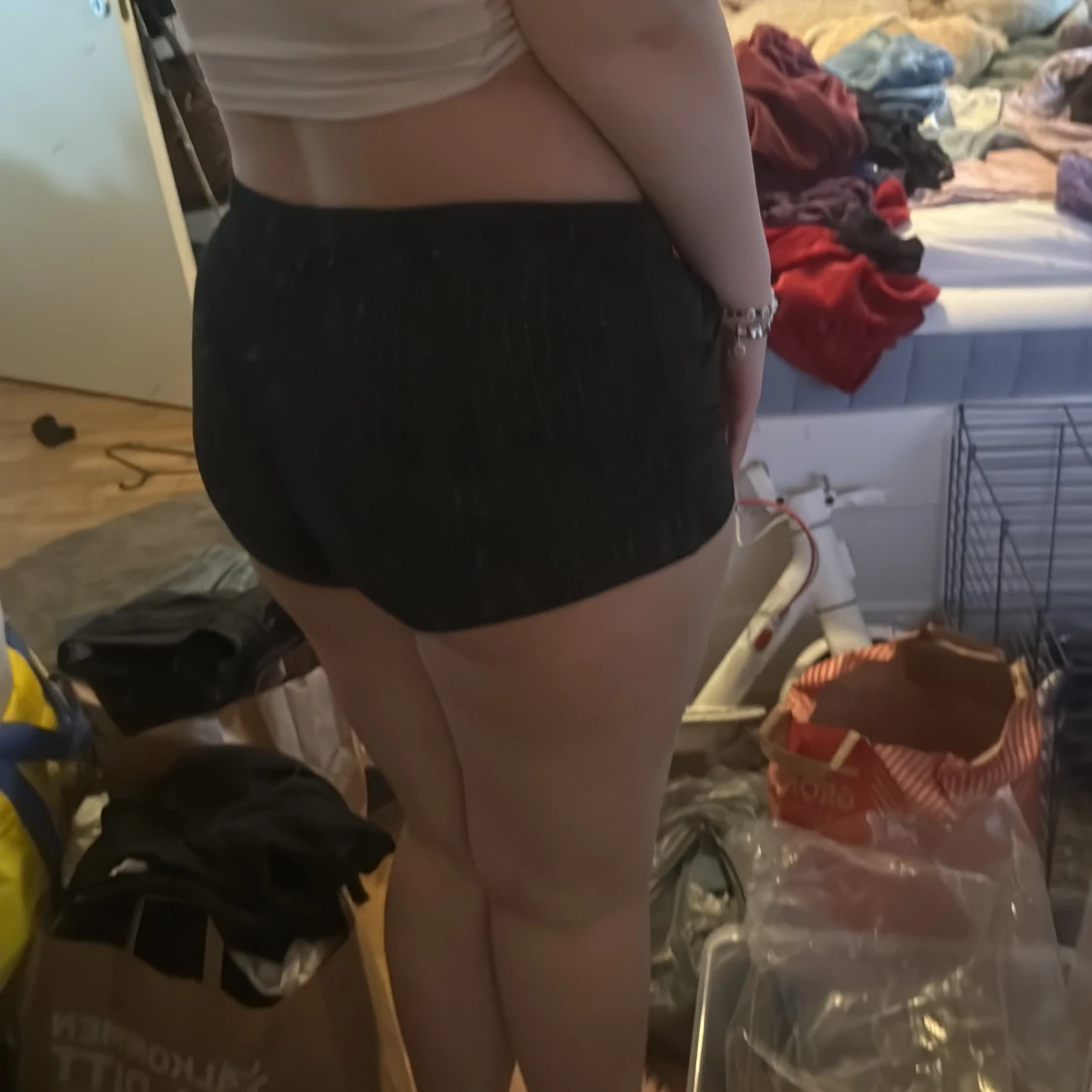 Svarta prickiga shorts från Basic U - 1