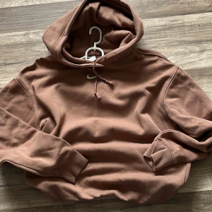 Brun hoodie från Nike - Storlek Xs, oversize o streetstyle, jätte skön men tycker den är för lång på mig. stor huva, utan fickor med mjuk insida. Ribbad. Nyskick och nytvättad 