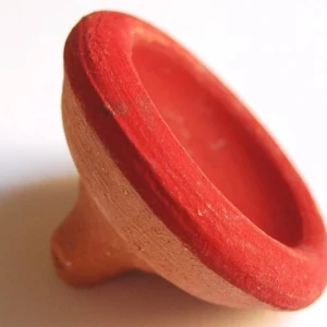 Röd marockansk läppstift  - En klassisk röd marockansk läppstift från Marocko. Man använder den genom att ta lite vatten på fingret, lägga fingret på stiftet och sedan applicera på läpparna. Man kan även använda den som blush men det är väldigt sällan man gör det. 