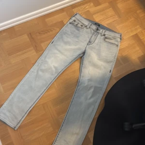 Ljusblå jeans från True Religion Rocco. Pris kan diskuteras - Säljer ett par ljusblå True Religion jeans, använt kanske 10-15 gånger.