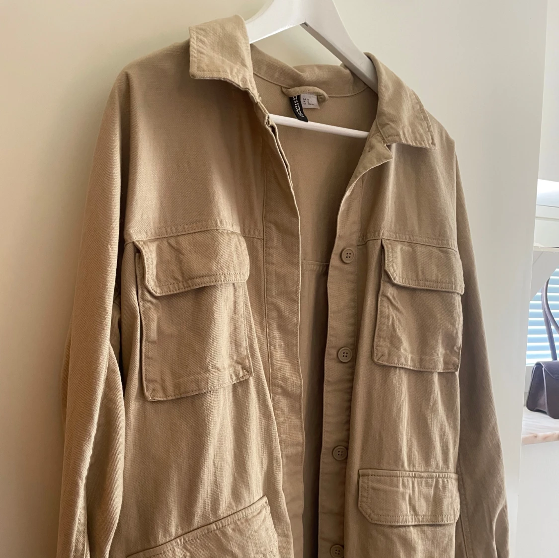 Beige jeansjacka med bälte från H&M - 3