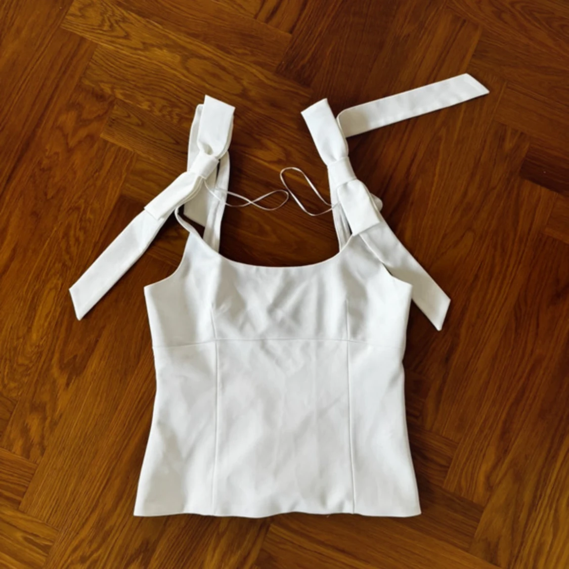 Vit linnetopp med knytband - 2