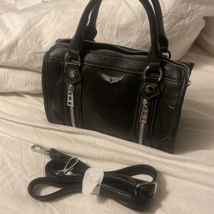 Zadig & Voltaire liknande väska - säljer nu denna liknande Zadig väskan!! Den är inte riktig men man ser ingen skillnad 💘💘 