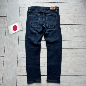 Dry selvedge Nudies ”Lean Dean” - Ett par sjukt feta selvedge nudies i modellen ”Lean Dean” skick 9/10 utan någon deffekt     Storlek 31/34 men sitter som 30/31! Selvedge är ett unikt material som gör att de får sjukt feta slitningar efter användning! Nypris cirka 3000kr