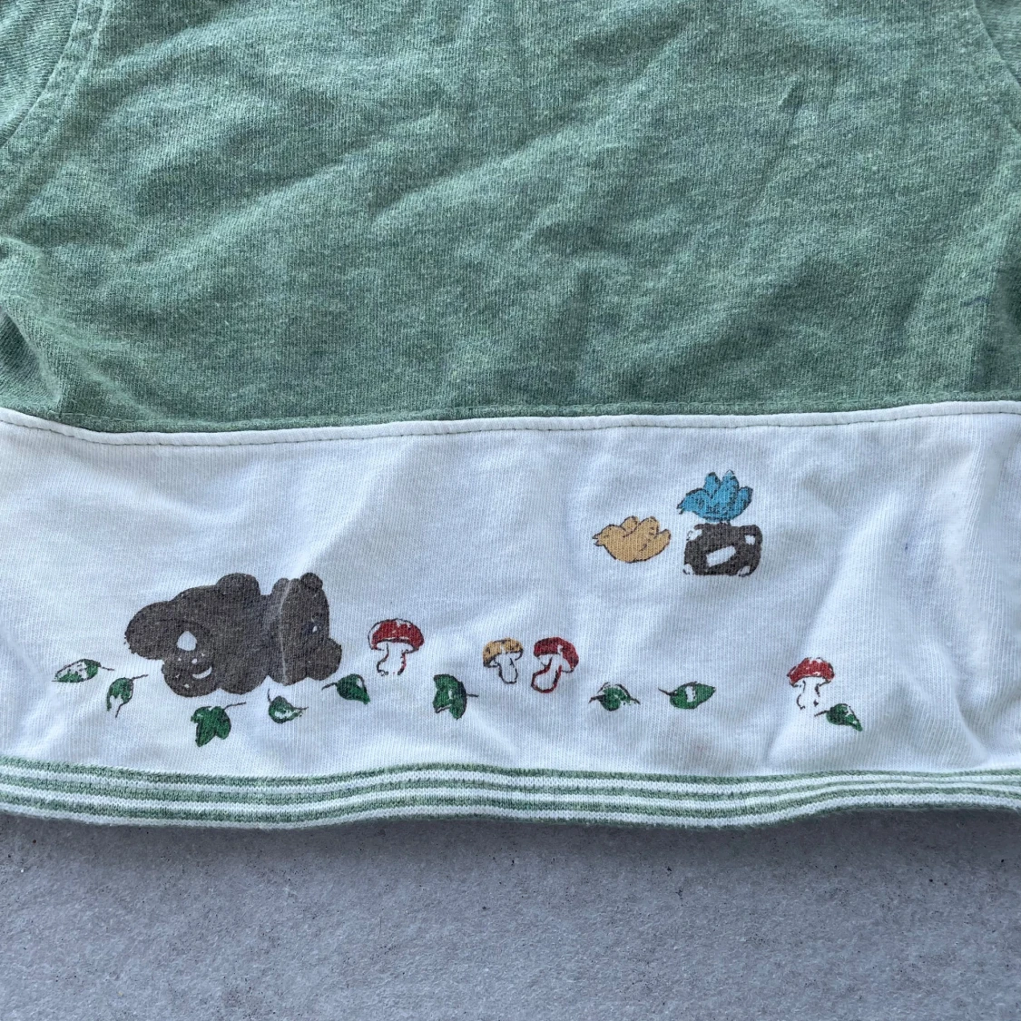 Grön bomullströja med broderi och knappar - 1