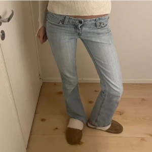 Ljusblå lågmidjade jeans - Jätte snygga vintage jeans från Levis💞 den har några defekter som syns på bilderna, dragkedjan är lite trög men funkar och dem är väldigt slitna längst ner. Storleken är W25 L32. Innerbenslängd: 80 midjemått: 37. (Första bilden är en gammal bild från innan dem hade hål i sig)