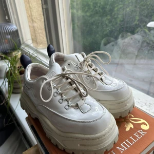 Chunky vita sneakers från Eytys - Säljer mina fina Eytys Angels. Fint skick. Tillhörande dustbag medföljer.  Hämtas i Stockholm, Solna eller skickas mot fraktkostnaden. Kan också mötas på Odenplan.  Inköpspris: ca 3000 kr Storlek 39. 