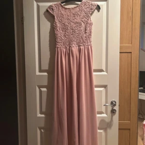 Långklänning/balklänning - Använd 2 gånger. Passar mig som är 157cm lång.