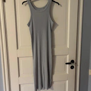 Ljusblå ribbad midklänning från 157 - ljusblå ribbad midklänning från 157. Storlek S. Är lite sliten vid nedrekanten men de märks endast om man kollar noggrant. KAN ABSOLUT GÅ NER I PRIS VID SNABB AFFÄR ELLER BUNDLE!