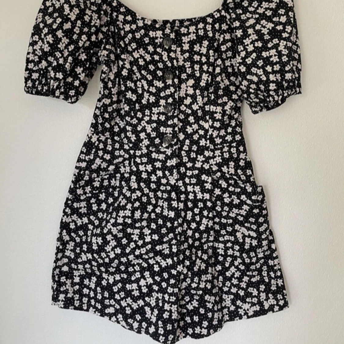 Svart blommig kortklänning med puffärmar - 1