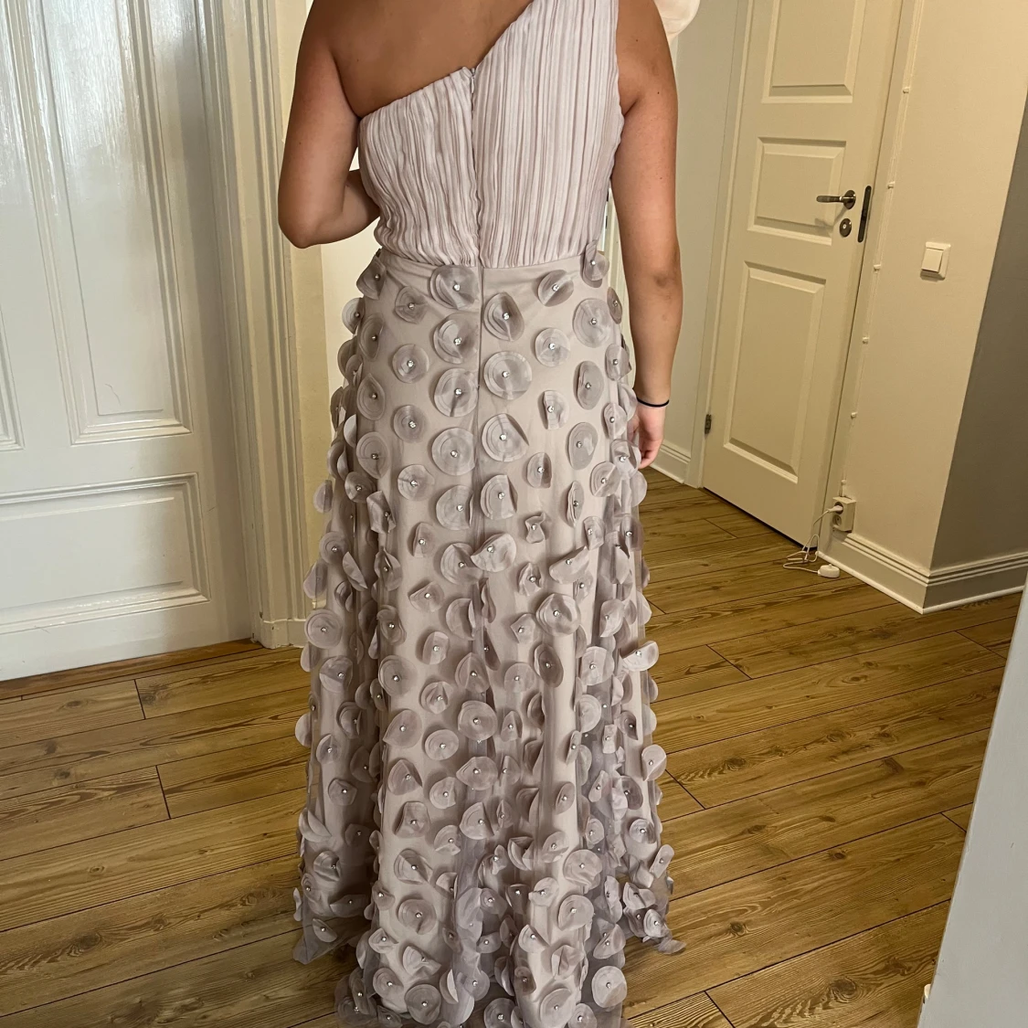 Ljus champagnefärgad långklänning - 1