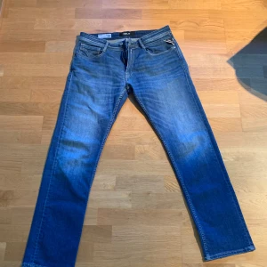 Replay Rocco Jeans - Replay Rocco jeans comfort fit i nyskick! Köpt på Jeansbolaget för 1499 och är bara använd ca. 4 gånger. Hör av dig vid minsta lilla fundering.