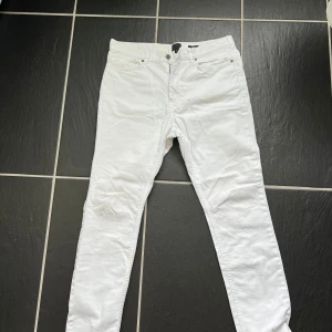 Vita jeans från H&M - Säljer ett par vita jeans från H&M. Stiliga och bra till sommaren.