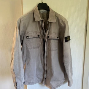 Stone Island - overshirt - Beige/grå overshirt från stone island. Vår/sommar kollektion 2013. Använd men i gott skick, perfekt för sommaren. Priset går att diskutera, köpare står för frakt. Strl L men passar även M.