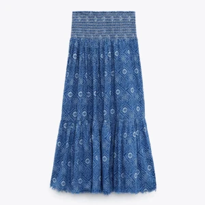 Blå mönstrad långkjol med smock - Säljer en fin långkjol i storlek S från Zara. Fint skick💖💖