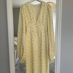 Gul Adoore klänning lång -  Säljer min nya adoore klänning med lappar på, oanvänd! Det är en liten defekt/fläck i tyget bak till på nerderdelen av klänningen, va så när jag fick hem den. Det är inget som är märkvärdigt då jag upptäckte det sent! 💛💛💛