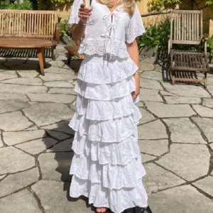 Vit långkjol med volanger från Gina Tricot - Säljer en superfin vit långkjol från Gina Tricot med flera lager volanger och broderade detaljer. Kjolen har dragkedja bak och är perfekt för sommarens alla tillfällen. Storlek M. Skrynklig och några få små ”fläckar men går att tvätta bort”