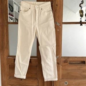 Vita raka jeans från H&M - Säljer ett par vita jeans från H&M med raka ben och klassisk femficksdesign. Byxorna har normal passform och är tillverkade i bomull. Perfekta att matcha med en färgglad topp eller hoodie.