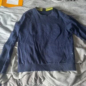 Mörkblå sweatshirt Hugo Boss - Säljer en mörkblå sweatshirt från Hugo Boss som är helt ny använd Max 5 gånger som man kan se på skicket 