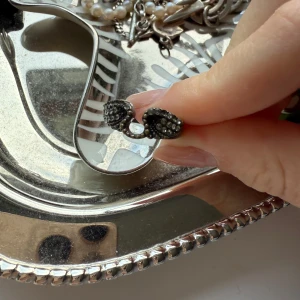 Zadig Voltaire ring - Så snygg Zadig Voltaire ring, den har tappat några stenar, köpt för 1200kr