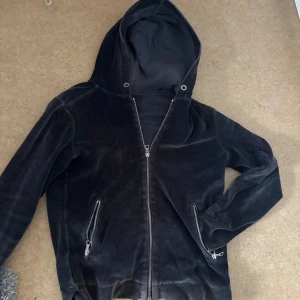 Limitato zip hoodie - Snygg marin blå zip hoodie ifrån Limitato. Hoodien har ett unikt tryck på ryggen och dragkedjor på fickorna. Perfekt för en cool och avslappnad stil.                                                       Tröjan är i strlk xs och passar runt 170-175.                   Pris kan diskuteras vid snabb affär!