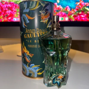 Paradise Garden - En riktig fräsch, somrig och tropisk doft ifrån Jean Paul. Köpt på kicks för 1165:- och vid frågor eller funderingar tveka ej på att höra av er! Obs priset kan diskuteras vid snabb affär! (Förpackningen ingår inte) 
