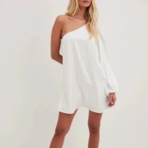 Vit one shoulder klänning - Klänning från NA-KD. Använd 1 gång. Jag är 173. 