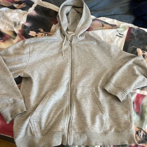 Ljusgrå zip hoodie från Weekday - Säljer en ljusgrå hoodie från Weekday med dragkedja. Skicket är en 7/10 finns  slitning på änden av ärmen som man inte märker. 
