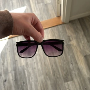 Likade svara rayban boyfriend - Stilrena solglasögon med svart, fyrkantig båge och mörka glas som tonar ut i lila. Perfekta för att ge en cool touch till din outfit. Väldigt lika rayban boyfriend
