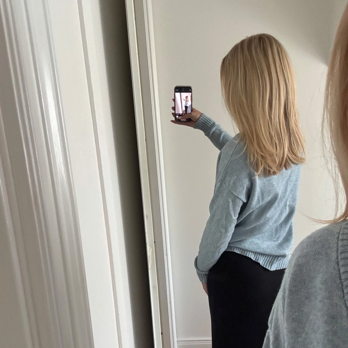 Ljusblå stickad v-ringad tröja - 1